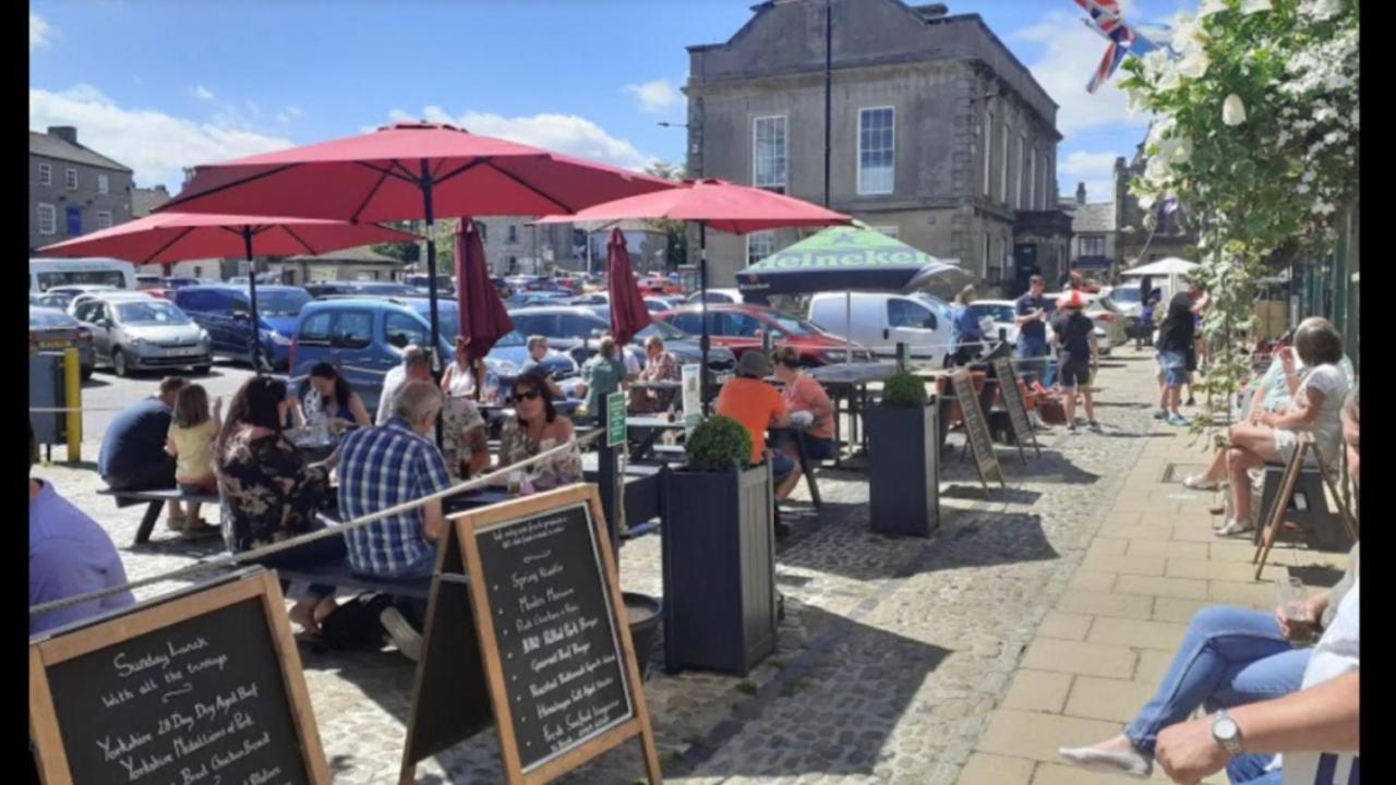 The Black Swan Hotel Leyburn Exterior photo